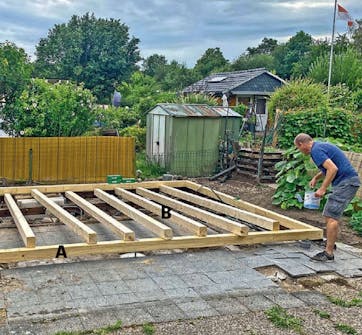 Isoleret anneks: Strøer på bjælke i isoleret anneks Isoleret anneks: Strøer fastgøres på bjælke i isoleret anneks